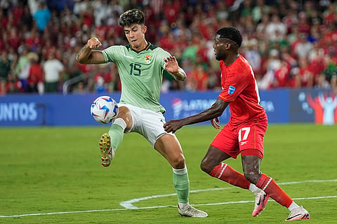 Gabriel Villamil tries control the ball